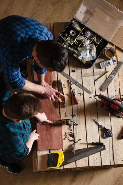 Construção de pai e filho na garagem, conceito de família — Fotografia de Stock