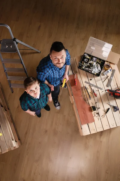 Construction of father and son in the garage, family concept — Stock Photo, Image