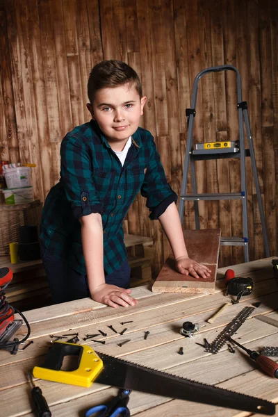 Niño constructor para el concepto de obras de construcción, chico divertido  , — Foto de Stock