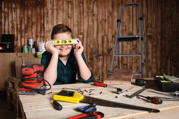 Niño constructor para el concepto de trabajo de construcción, divertido niño constructor —  Fotos de Stock