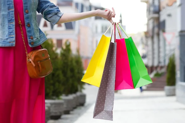 Imagen de primer plano de bolsas de compras multicolores con una mano —  Fotos de Stock