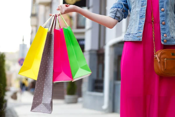 Imagen de primer plano de bolsas de compras multicolores con una mano —  Fotos de Stock