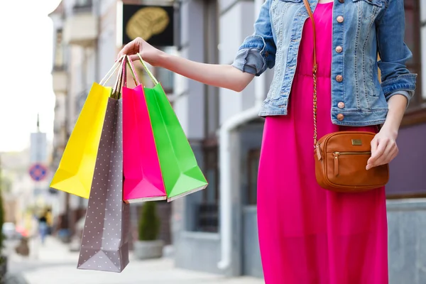 çok portre resmi bir el ile alışveriş torbaları renkli