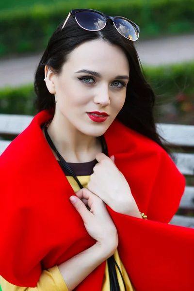 Bela mulher elegante na rua olha — Fotografia de Stock