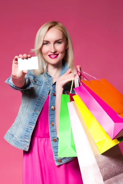 Winkelen vrouw met boodschappentassen l op roze achtergrond . — Stockfoto