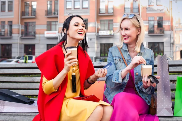 Vente et tourisme, concept de personnes heureuses - belles femmes avec des sacs à provisions — Photo