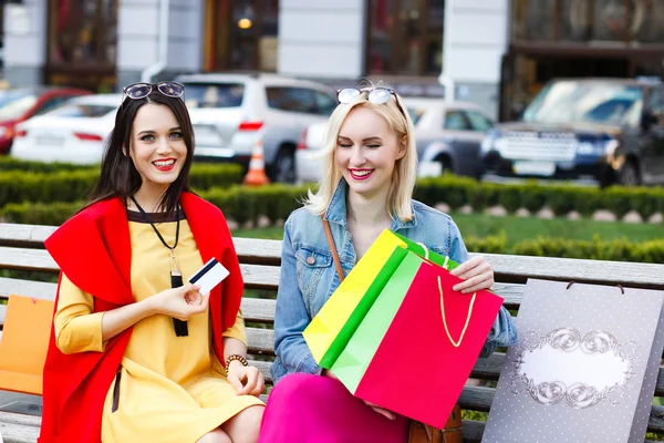 Concepto de gente feliz - mujeres hermosas con bolsas de compras —  Fotos de Stock