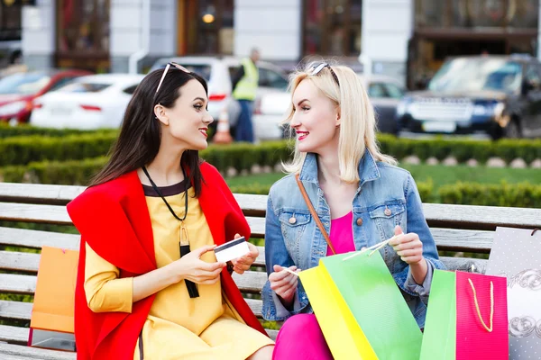 Conceito de pessoas felizes - mulheres bonitas com sacos de compras — Fotografia de Stock