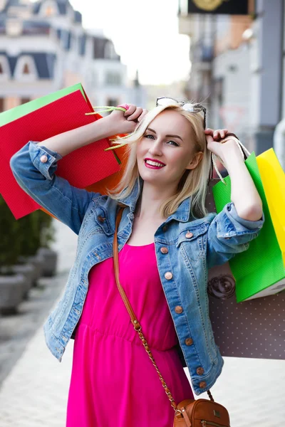 Lachend meisje met boodschappentassen. — Stockfoto