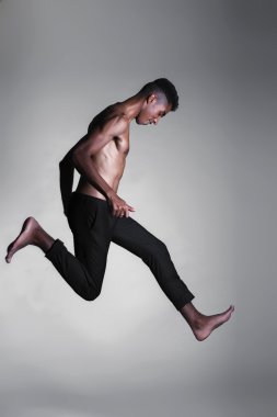 Afrika kökenli Amerikalı stüdyoda çıplak bir gövde ile,