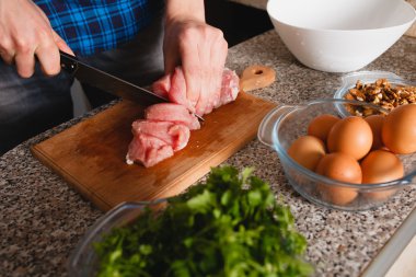 pişirme, gıda ve ev concept - erkek el kesme kadar yakın 