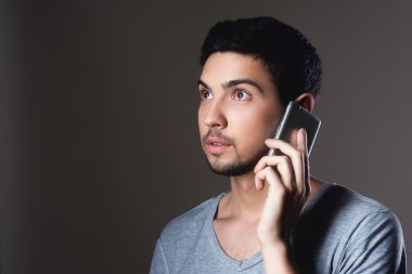 Üzerinde gri gülümseyen normal bir çocuk portresi 