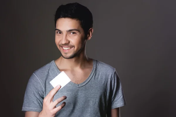 Retrato de um menino normal sorrindo sobre cinza — Fotografia de Stock