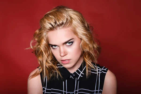 Hermosa joven sobre un fondo rojo en el estudio , — Foto de Stock