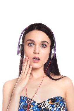 Beyaz bir arka plan üzerinde kulaklık ile güzel şirin esmer kız