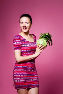 marul ve maydanoz stüdyo ile güzel neşeli kız 