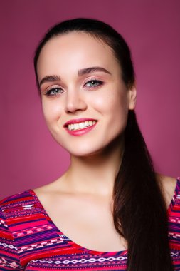 güzel genç esmer kadın stüdyoda bir arka plan üzerinde, 