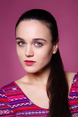 pembe bir arka plan üzerinde Studio güzel esmer