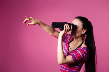 Elinde dürbün ile modern genç kadın.