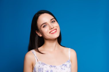 mavi bir arka plan üzerinde güzel genç esmer kadın 