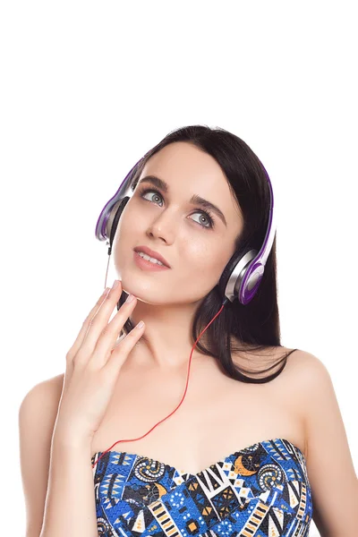 Linda menina morena bonito com fones de ouvido em um fundo branco — Fotografia de Stock