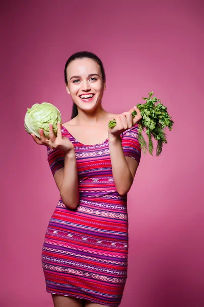 Hermosa chica alegre con col y perejil en el estudio — Foto de Stock