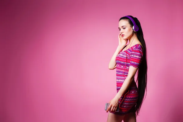 Alegría y música. Colorido retrato de estudio de la joven morena feliz — Foto de Stock