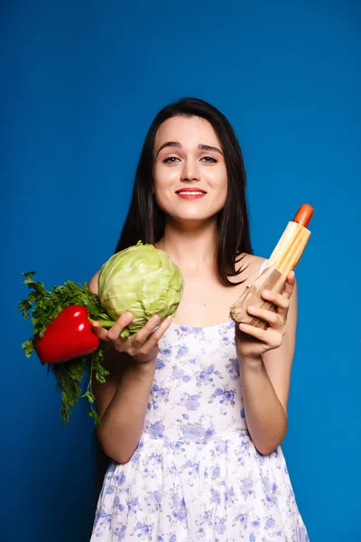 Difficult choice of food, a beautiful brunette with a meal — Stock Photo, Image