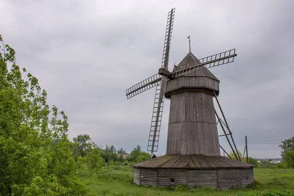 Alte, hölzerne Windmühle — Stockfoto