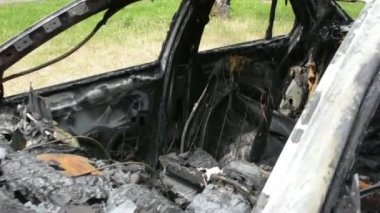 Sokakta yanmış araba.