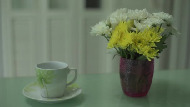 Kaffe och blommor — Stockvideo