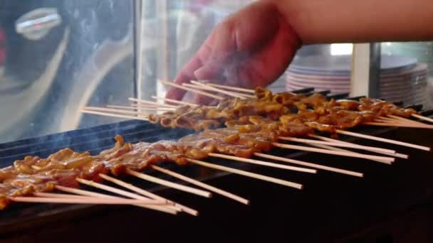 Sprzedawcy uliczni wieprzowina satay dobry test dla mieszkańców i turystów — Wideo stockowe