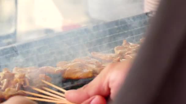 길거리 음식 돼지고기 satay 현지 사람들 및 관광에 대 한 좋은 테스트 비디오 클립