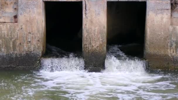 Afvalwater na proces uit fabriek — Stockvideo