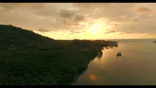 Sirilanta γέφυρα που ενώνει το νησί Lanta Noi - νησί Lanta Yai — Αρχείο Βίντεο