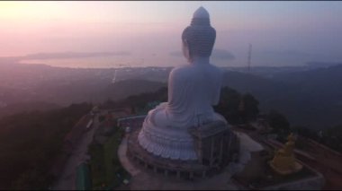 Phuket dağının tepesinde Büyük Buda