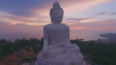 Phuket dağının tepesinde Büyük Buda