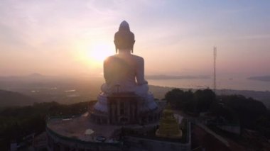 Phuket dağının tepesinde Büyük Buda