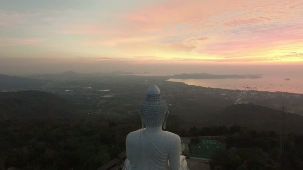 Gran Buda en la cima de la montaña en Phuket — Vídeos de Stock