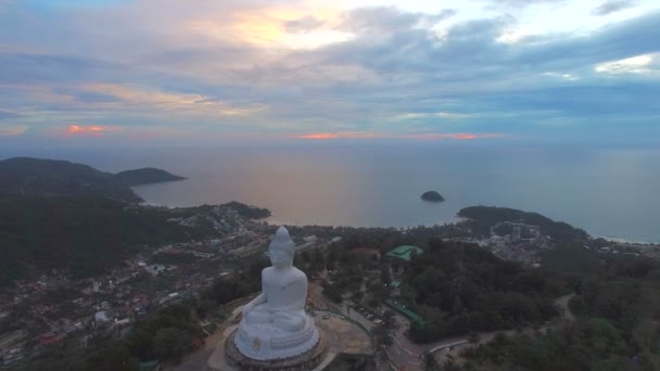 Grote Boeddha op de top van de berg in Phuket — Stockvideo