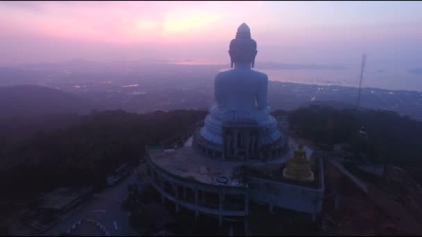 Большой Будда на вершине горы в Пхукете — стоковое видео