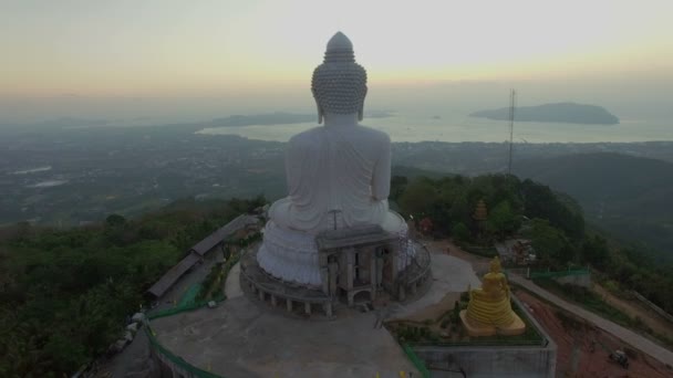 Gran Buda en la cima de la montaña en Phuket — Vídeos de Stock