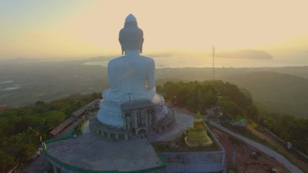 Großer Buddha auf dem Gipfel des Berges in Phuket — Stockvideo