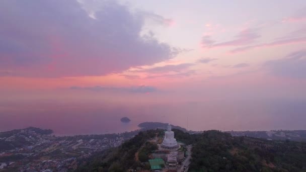 Nagy Buddha a hegy tetején a Phuket — Stock videók