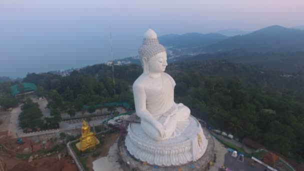 Velký Buddha na vrcholu hory v Phuketu — Stock video