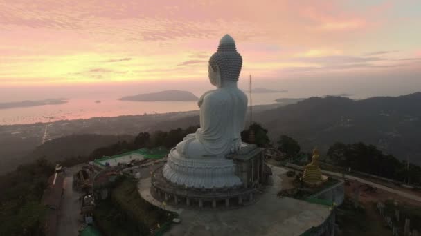 Μεγάλος Βούδας στην κορυφή του βουνού στο Πουκέτ — Αρχείο Βίντεο