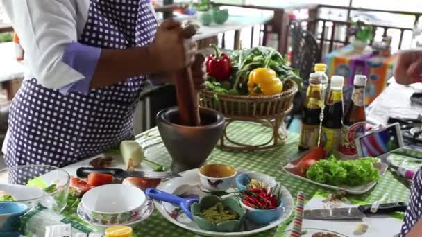 Mengajarkan memasak Thaifood — Stok Video
