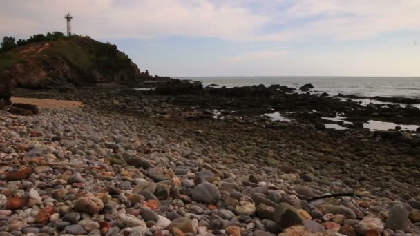 Rochas perto do farol no final da ilha — Vídeo de Stock