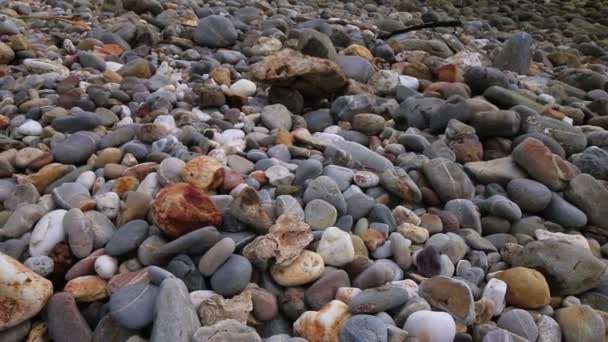 Rocce vicino al faro alla fine dell'isola — Video Stock