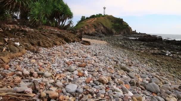 Rochas perto do farol no final da ilha — Vídeo de Stock